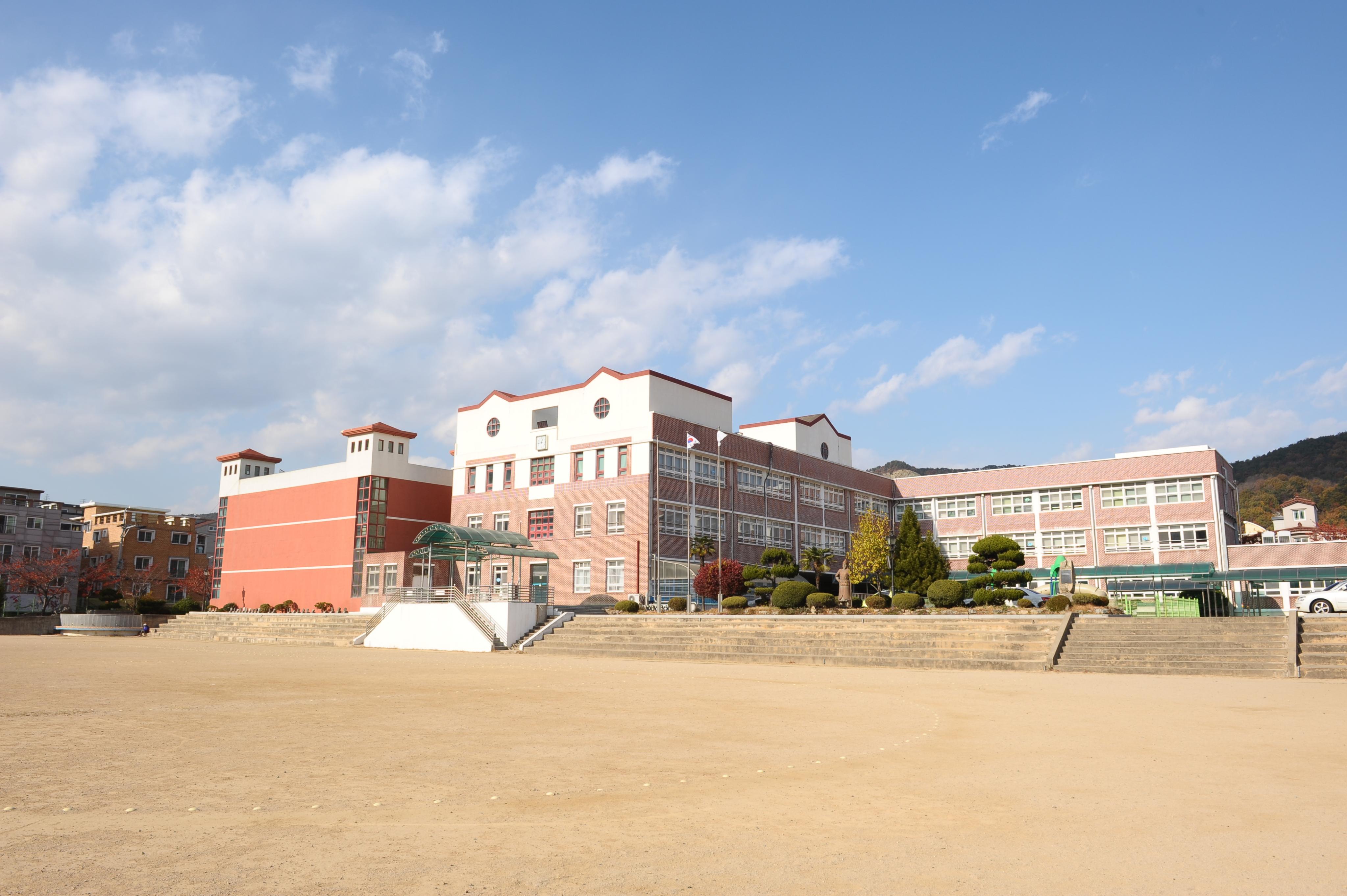진해용원초등학교전경사진